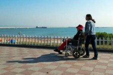 自贡八旬老人推轮椅带老伴游中国(为了方便推轮椅带老伴出门)